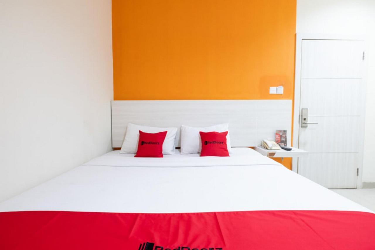 Reddoorz Plus @ Hotel Alden Makassar Exterior photo