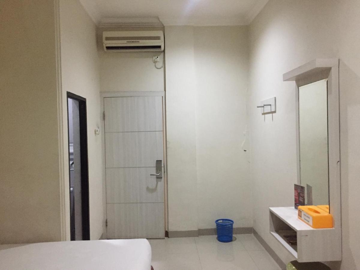 Reddoorz Plus @ Hotel Alden Makassar Exterior photo
