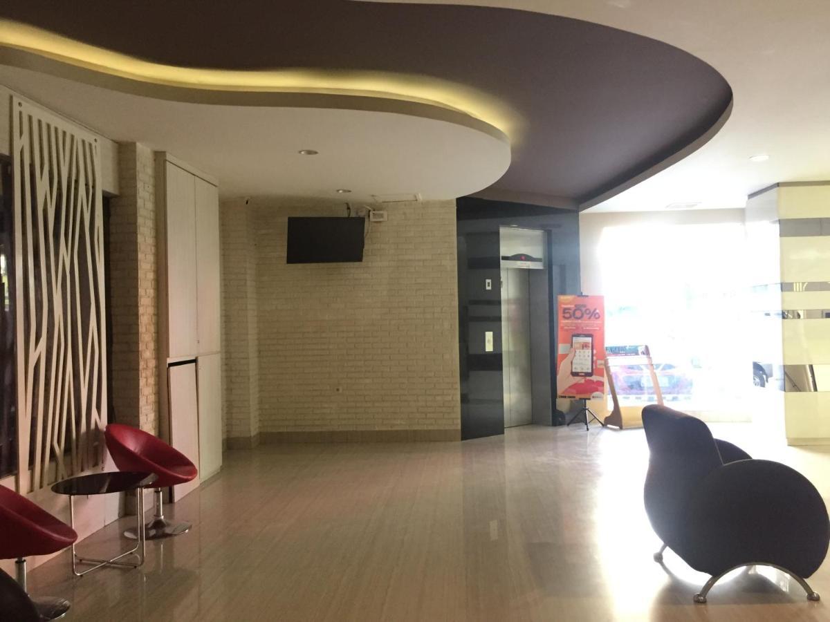 Reddoorz Plus @ Hotel Alden Makassar Exterior photo